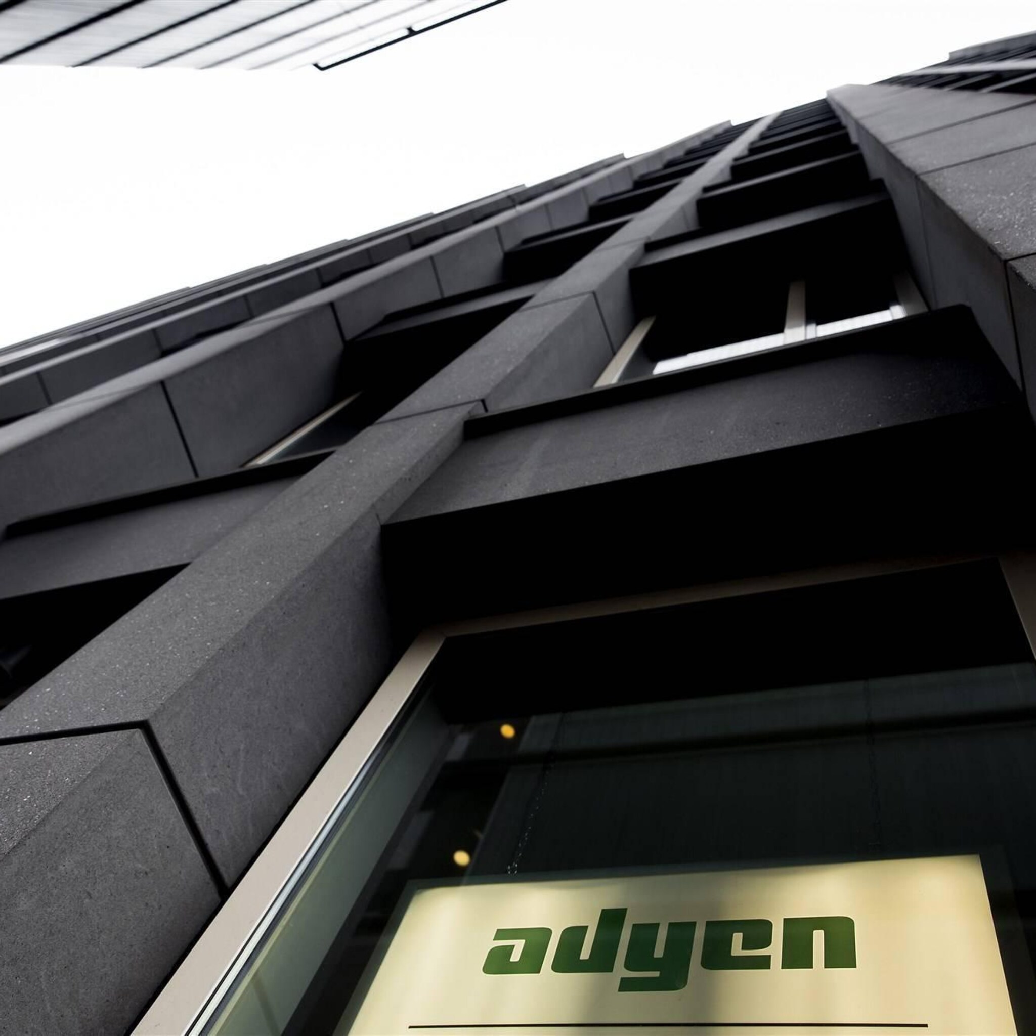 adyen en besi koplopers in hogere aex ing onderaan