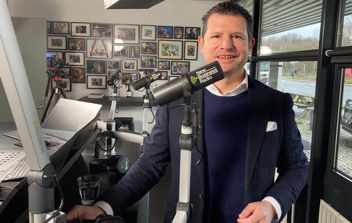 KHN-directeur Dirk Beljaarts in de radio studio van De Ondernemer Live, waar hij recent co-host was.