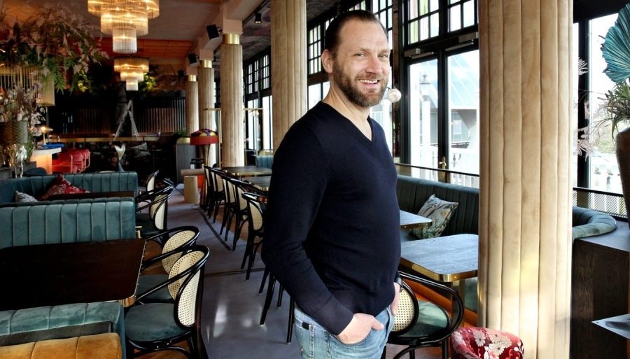 Herman Hell in zijn restaurant Het Zalmhuis. Foto: AD.