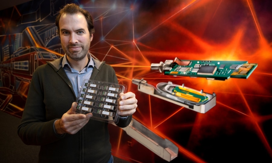 Na dertien jaar doet medeoprichter Boudewijn Docter bij Effect Photonics een stap terug. In zijn handen de transceivers (fotonische chips) die het bedrijf maakt. Foto: Kees Martens/DCI Media