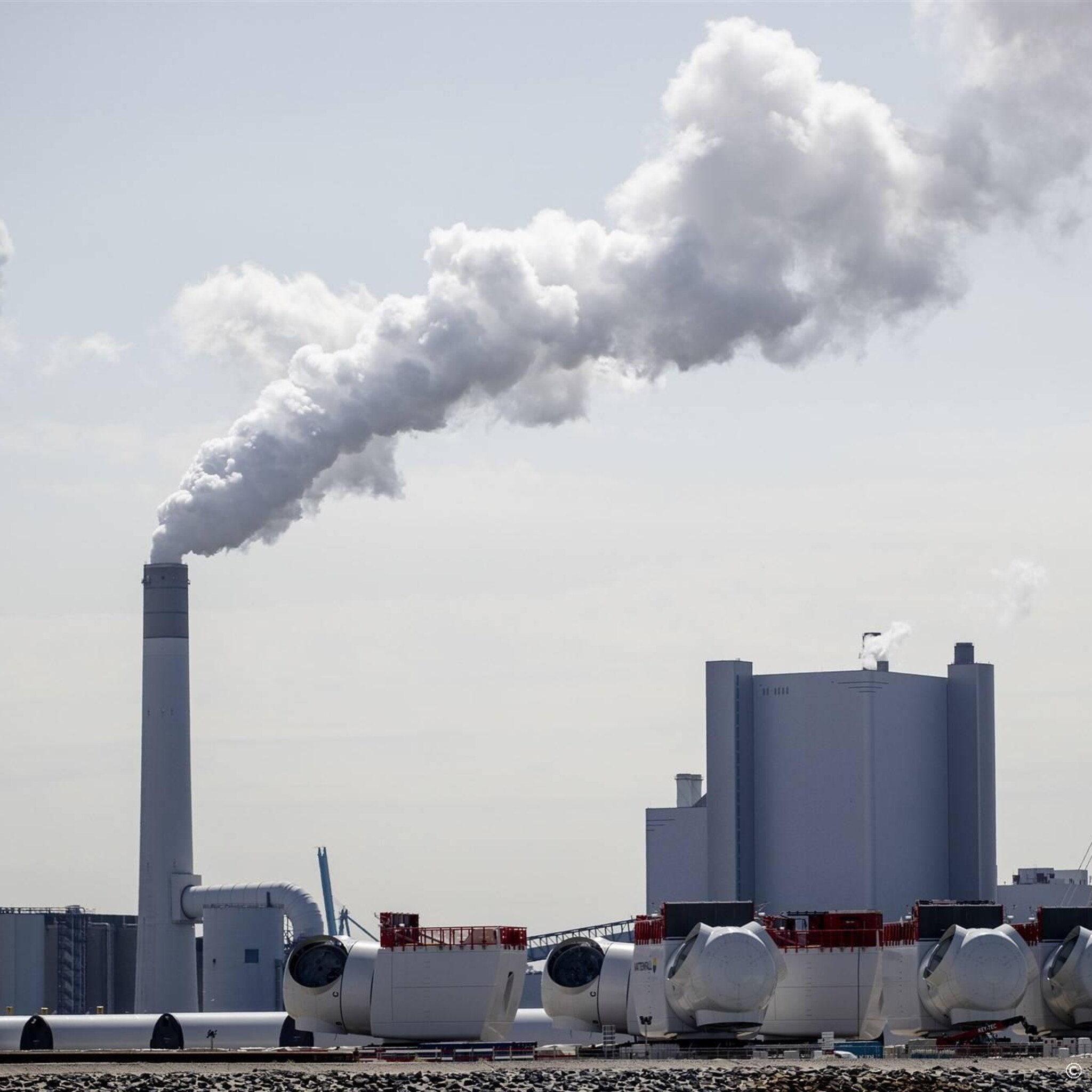 kleinste krimp voor nederlandse industrie in 5 maanden