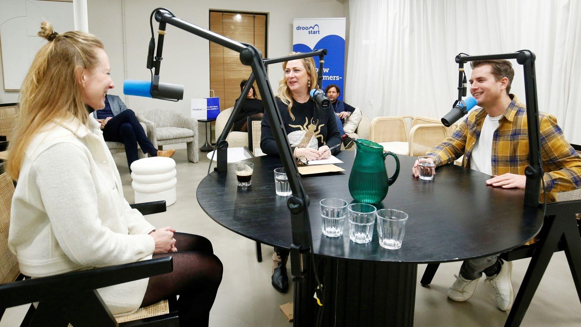 De finalisten in de pitchroom met presentatrice Fabienne de Vries.