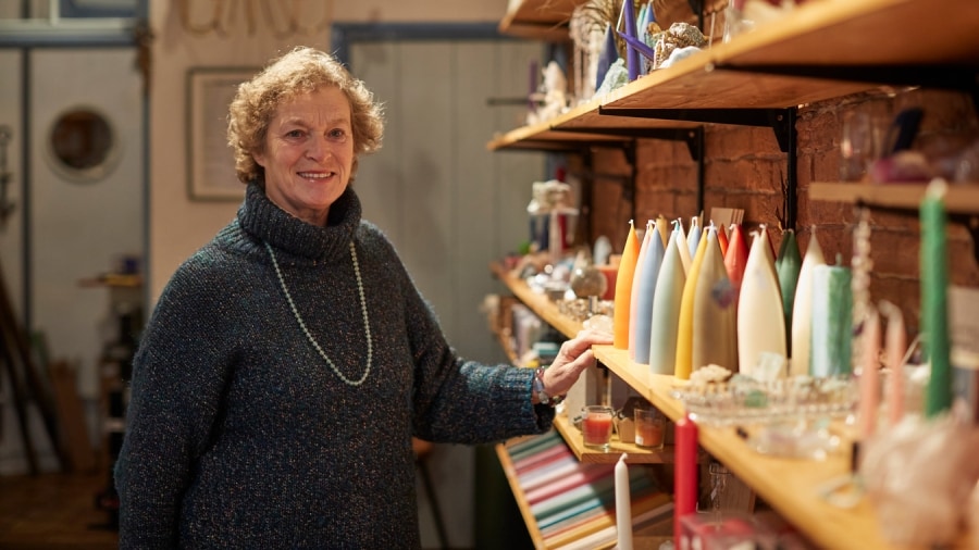 Maatje Jonkers van kaarsenwinkel ’t Fakkeltje in Zutphen: ,,Een hobby, iets wat je leuk vindt, kun je je leven lang doen.” Foto: Arjan Gotink