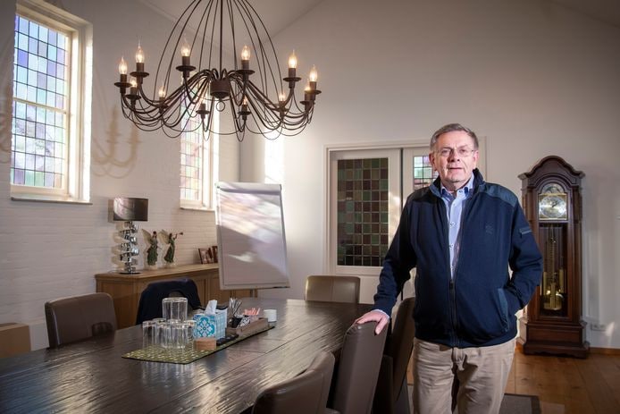 Theo Hendriks, directeur van waterstofbedrijf HyMove. Zijn bedrijf zit in Arnhem, maar zijn kantoor (ook vaak vergaderlocatie) is in Hoenderloo. Daar woont hij in een voormalig kerkje. Foto: Maarten Sprangh