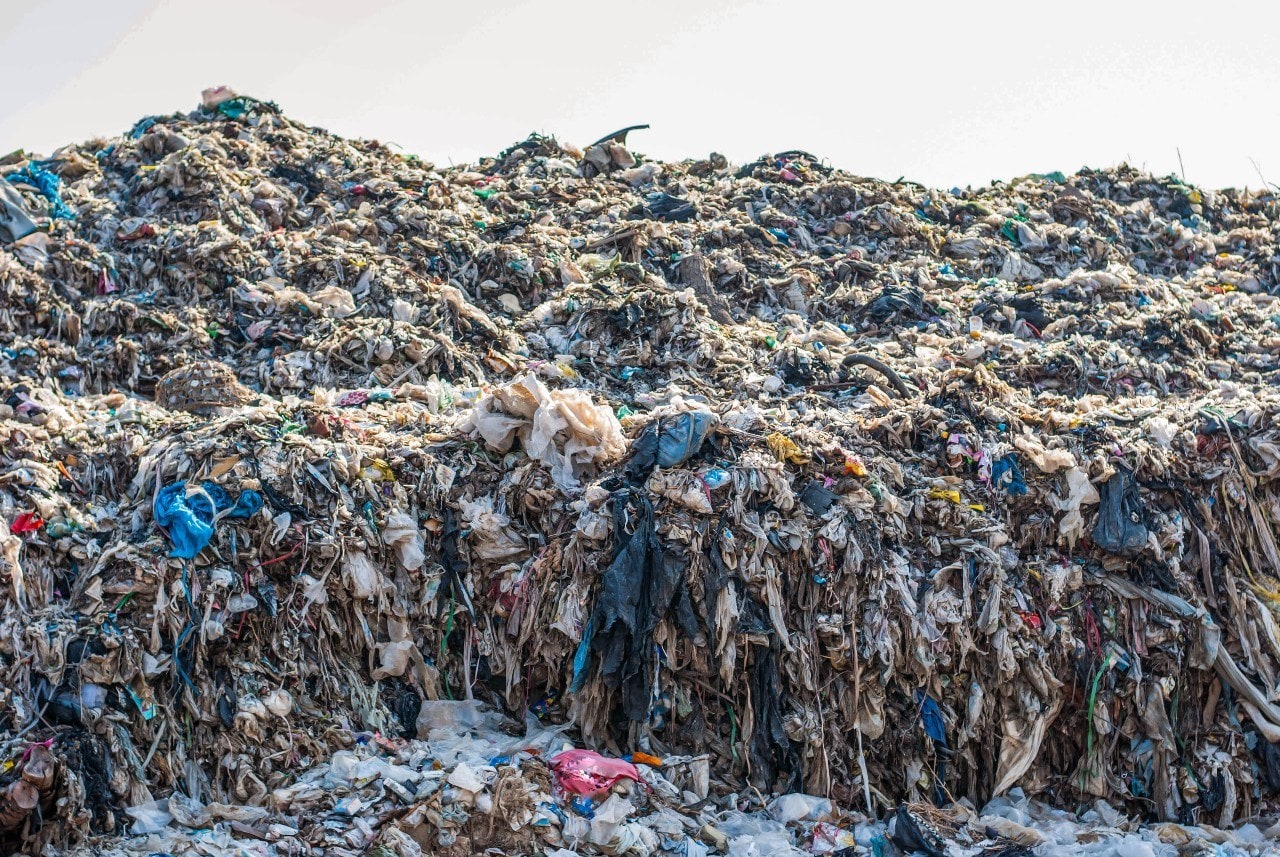 Thailand. Bergen afval, zoals er die in onder meer Zuidoost-Azië veel meer zijn. En da's een understatement. Bergen afval waaronder veel plastic maar ook kleding en andere stoffen die moeilijk afbreekbaar en niet-recyclebaar zijn. Foto: Shutterstock.