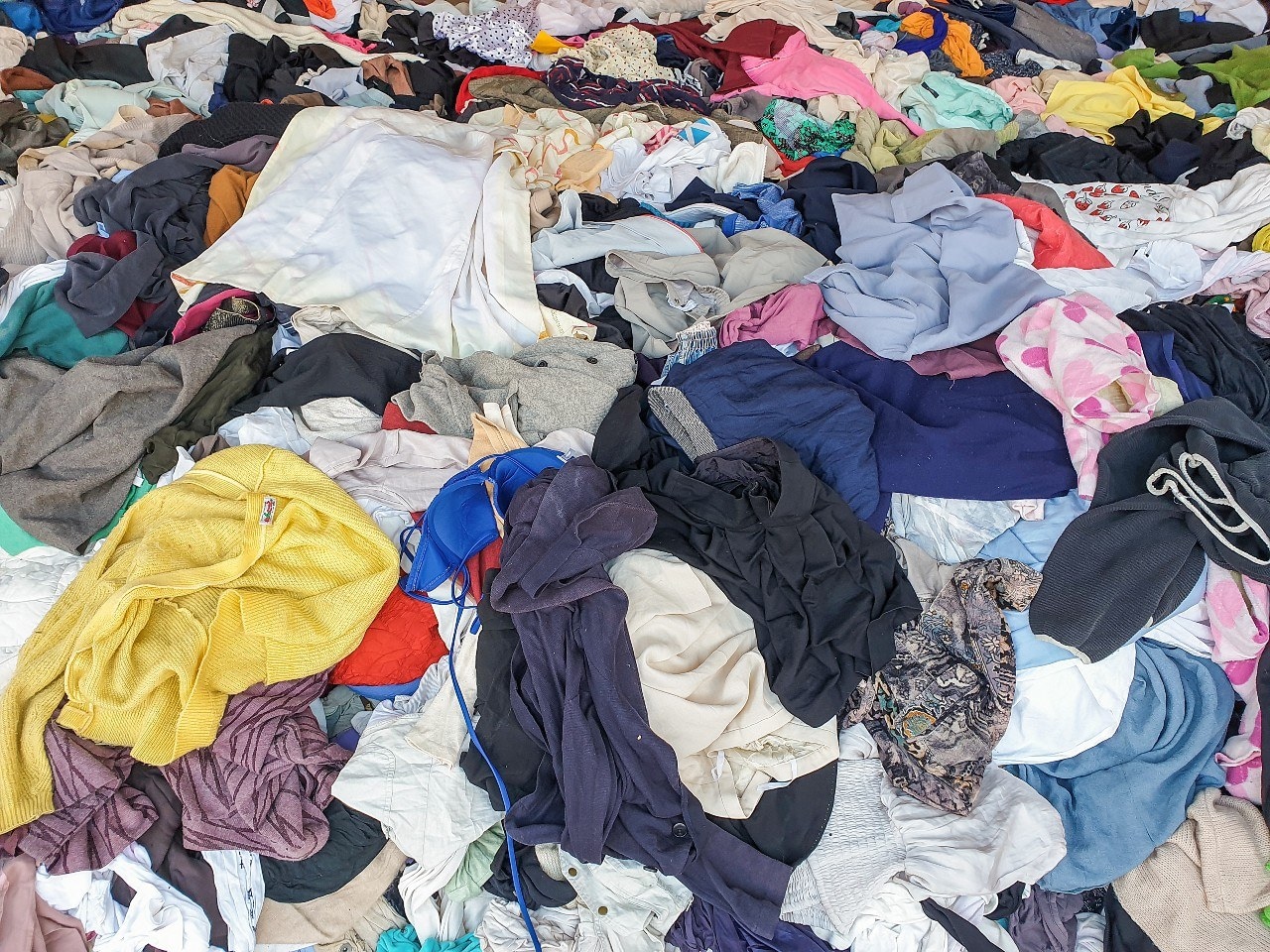 Een kwart van de recycling moet in 2025 'vezel-tot-vezel' zijn. Dat betekent dat er nieuwe kledingstukken worden gemaakt van afgedankte kleding. Foto: Shutterstock.