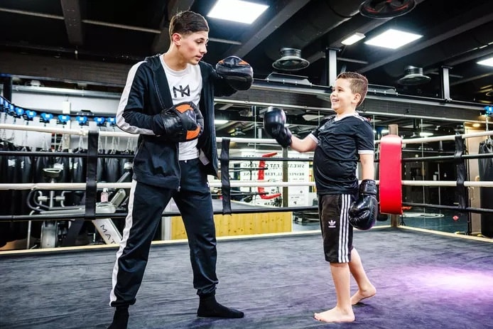 Mikail Koçyigit (14) geeft les aan de 8-jarige Emirhan Eraslan. Foto: AD/Marlies Wessels.