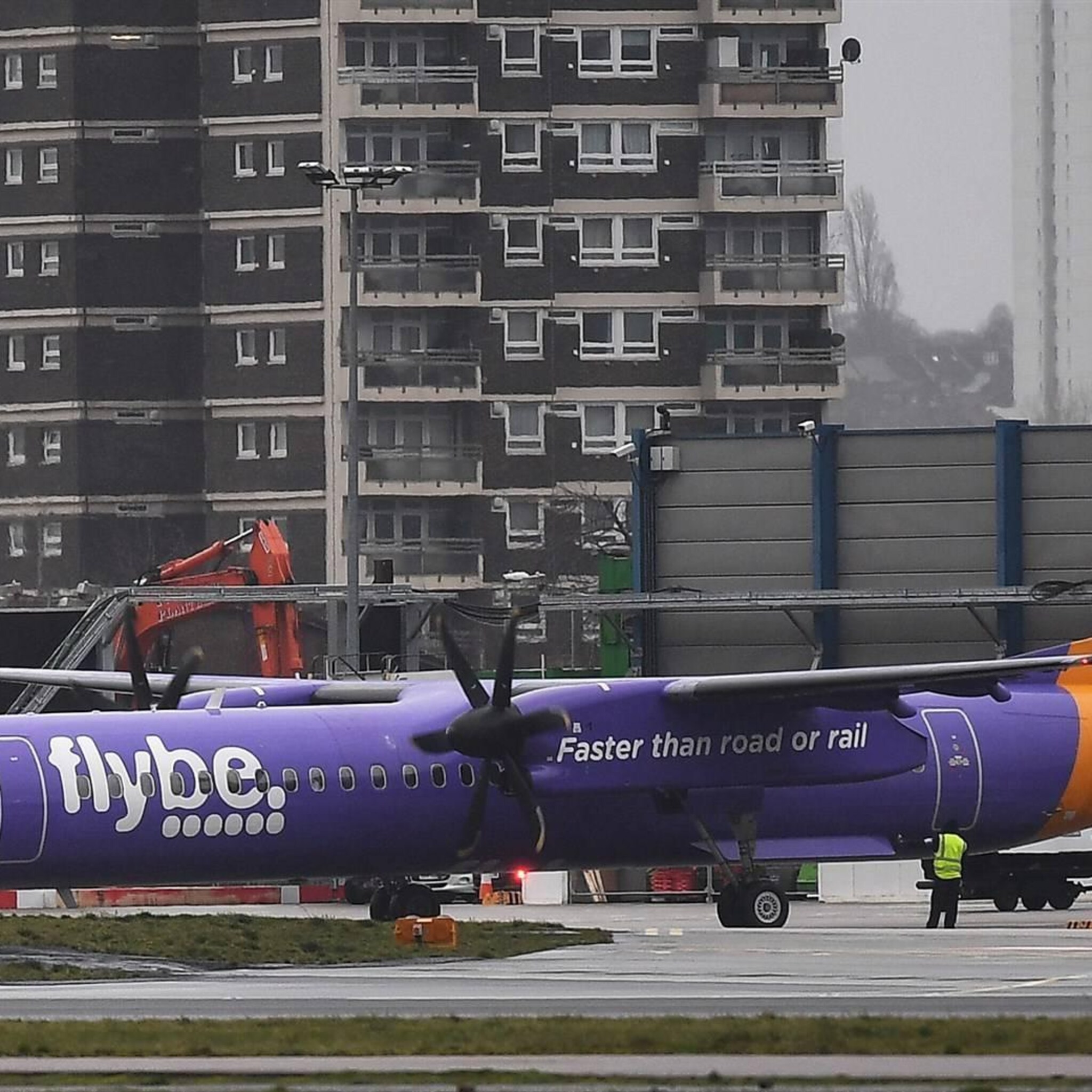 britse luchtvaartmaatschappij flybe annuleert al zijn vluchten