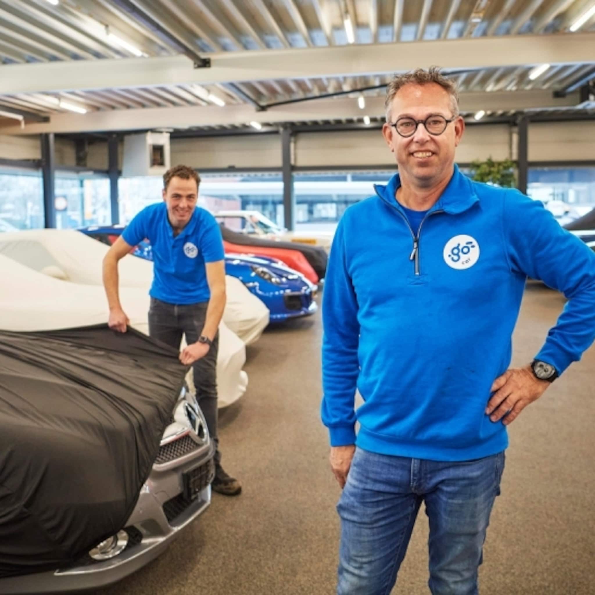 deze ondernemers bedachten een hotel voor auto s voor sommige mensen is een auto echt hun kindje