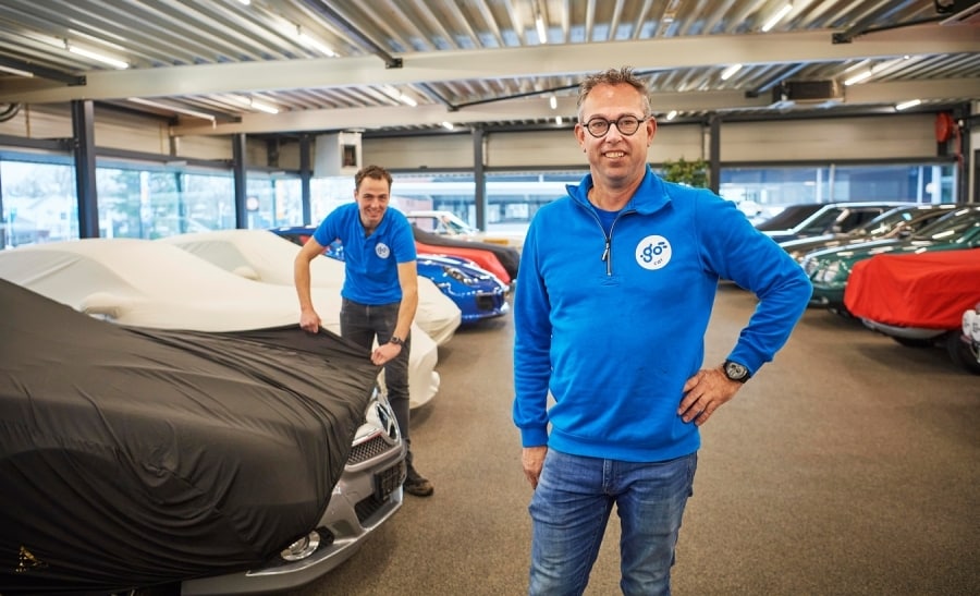 Coen van den Tillaart en links zijn compagnon Nick Hendriks van Go Car in hun autohotel in Veghel.  Wouter van Assendelft