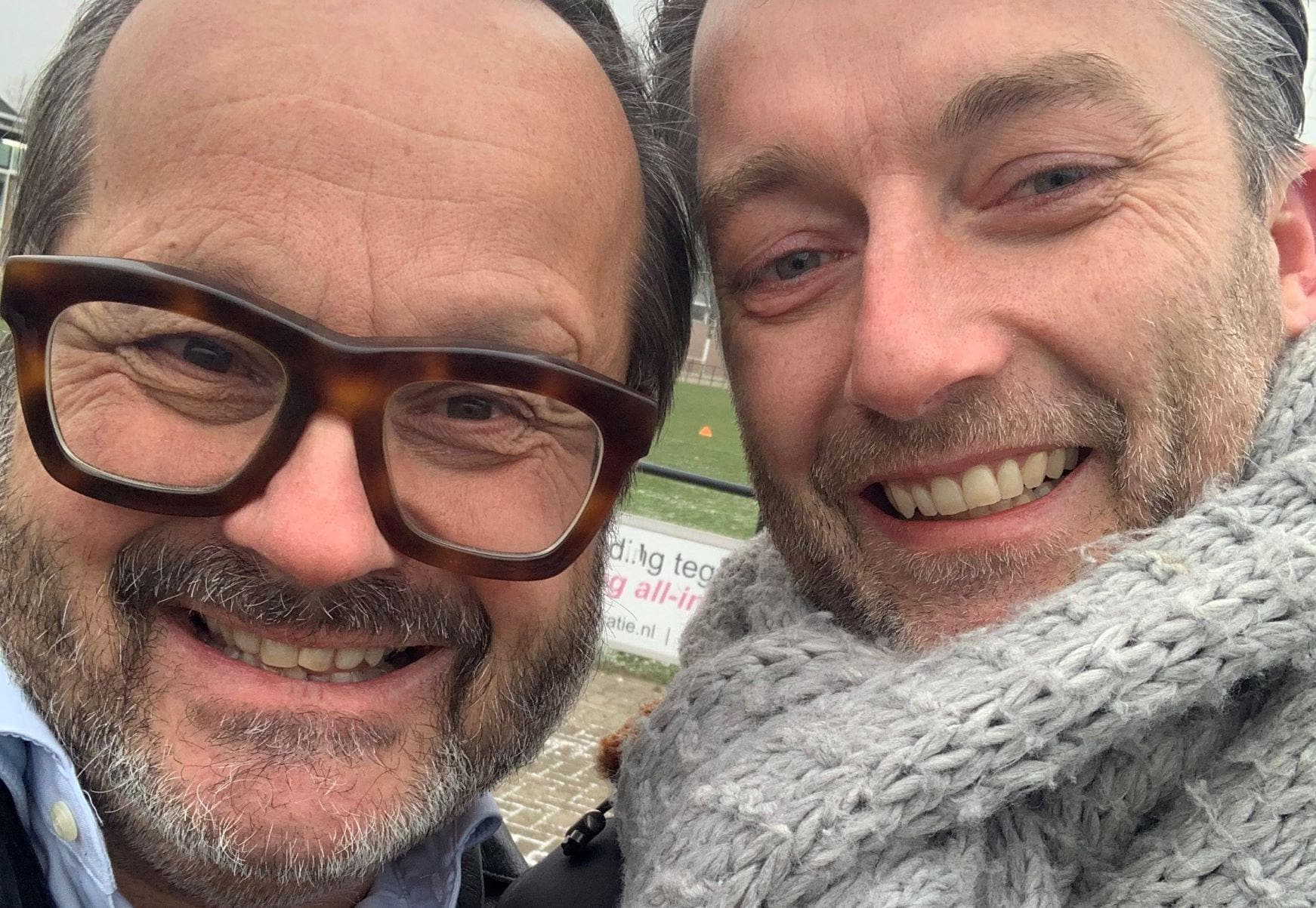 Horecaondernemer Niels Mulder (met dikke shawl) en presentator Cor Hospes. Foto: Cor Hospes