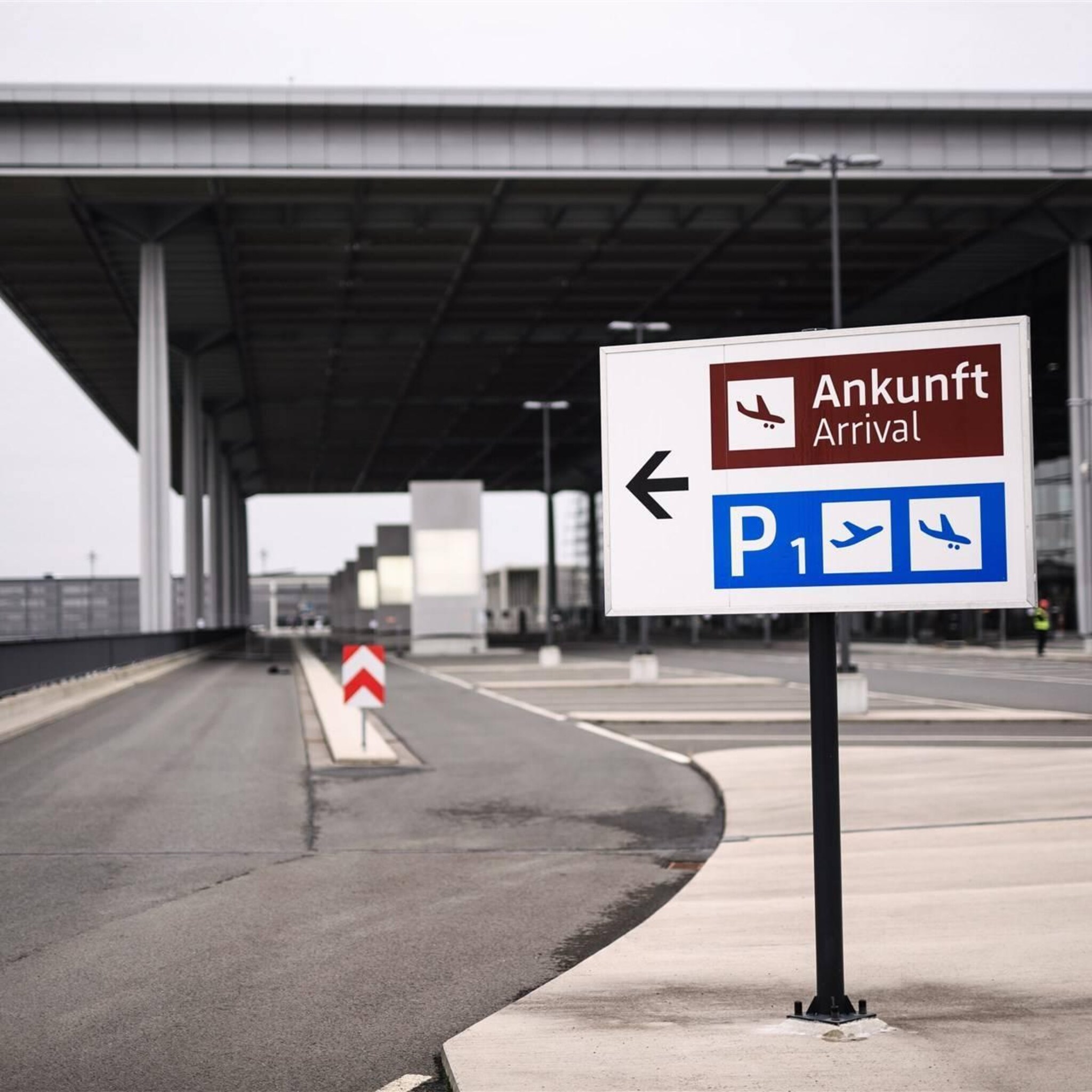 geen passagiersvluchten van en naar berlijn woensdag door staking