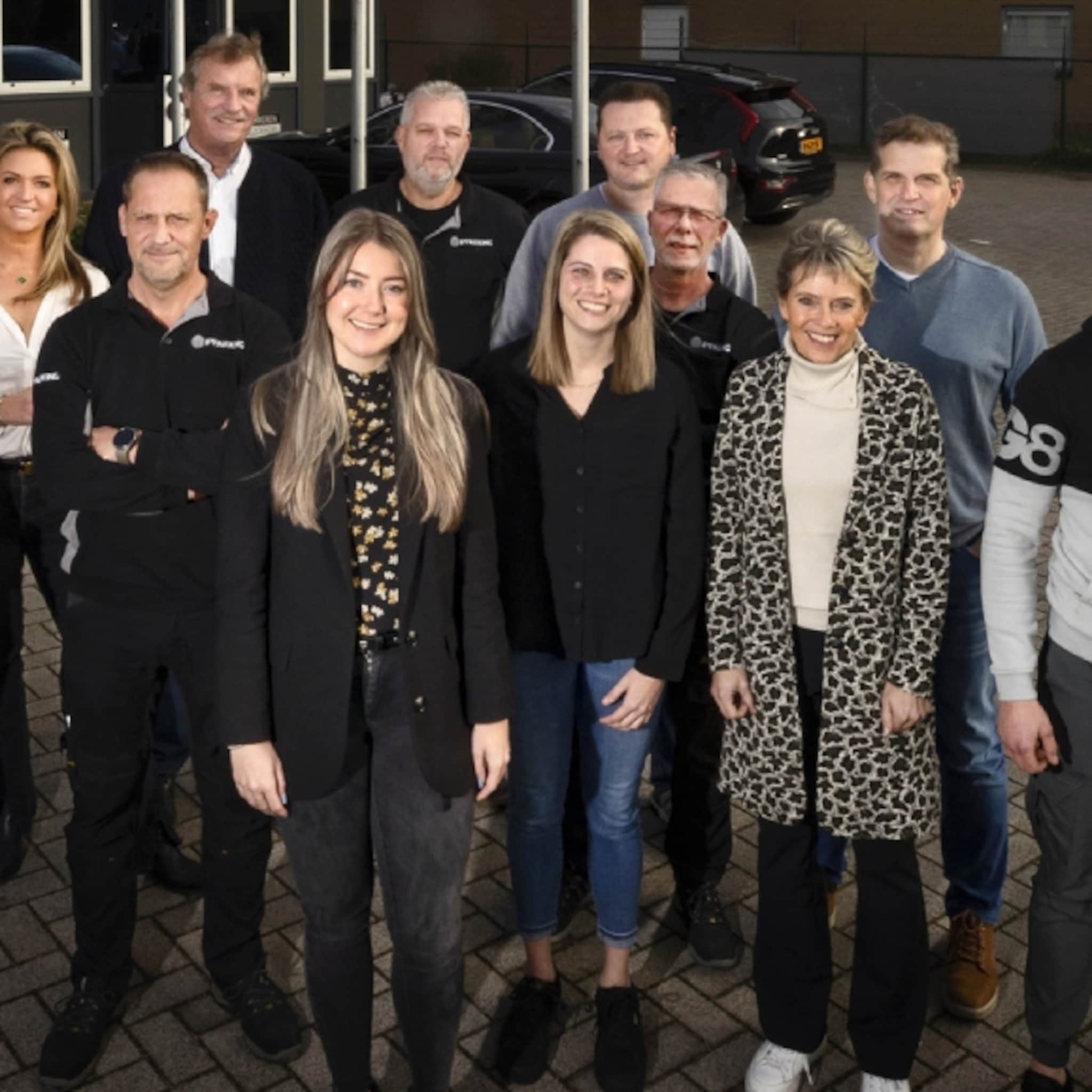 5 families in 1 bedrijf bij ip parking werken neven broers en echtparen