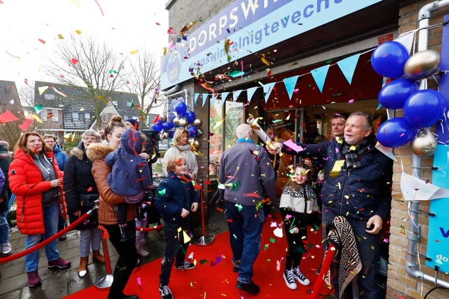 Confetti bij de officiële opening van de Dorpswinkel in Nigtevecht zaterdagmiddag. Foto: Foto Ruud Voest