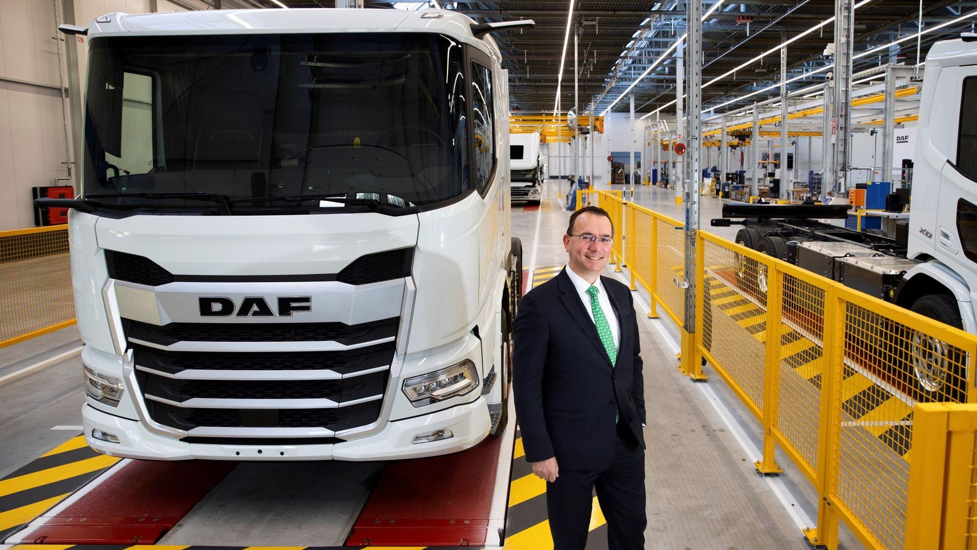 DAF-topman Harald Seidel in de nieuwe elektrische truckassemblagefabriek van DAF in Eindhoven. Foto: ED/Rene Manders-DCI Media.