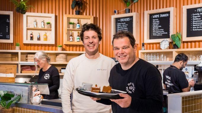 Joost de Vries (tweede van links) samen met Theo Koeweijden, Karo Kamal en Rachel Lichtenberg van No Social Waste in Arnhem. Foto: No Social Waste
