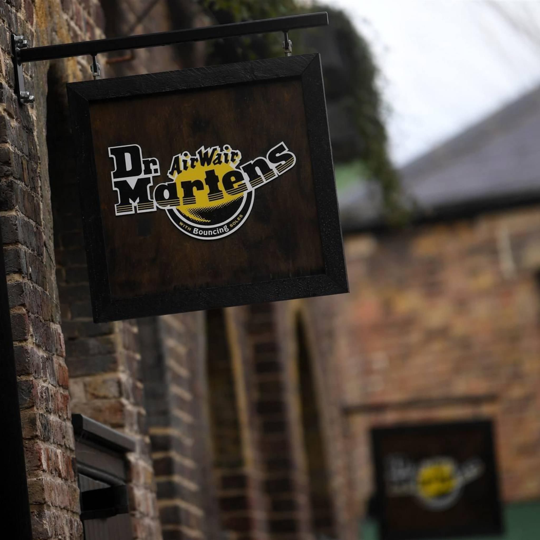 schoenenmerk dr martens verkoopt minder door warm winterweer