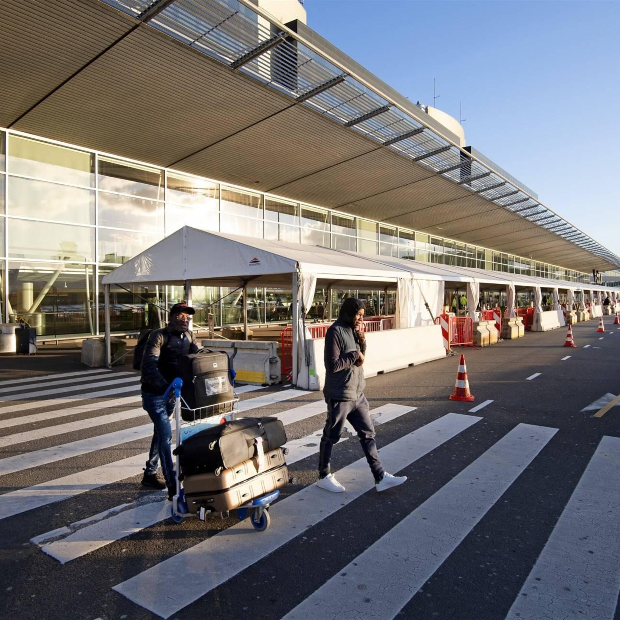 luchtvaartmaatschappijen positief over einde beperkingen schiphol