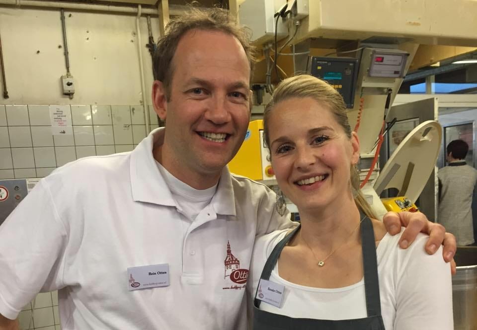 Rein Otten (links) in zijn bakkerij. Foto: Bakkerij Otten.
