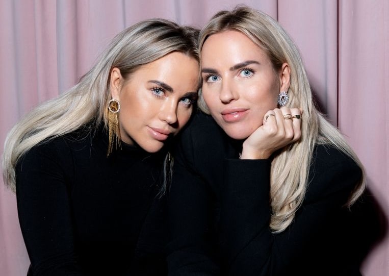 Anne en Esther Vedder. Anne: ‘Vooral jonge meiden denken dat het succes ons is komen aanwaaien.’ Foto: Lin Woldendorp