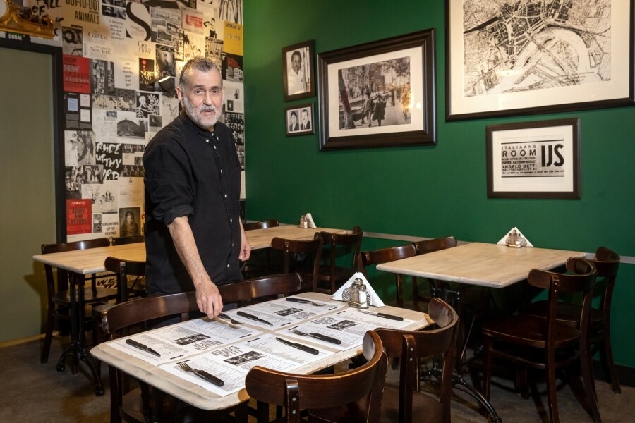 Angelo Betti, vernoemd naar zijn opa die rond 1922 de Italiaansche ijssalon begon, in zijn oude vertrouwde omgeving aan de Schiekade in Rotterdam. Foto: Dennis Wisse