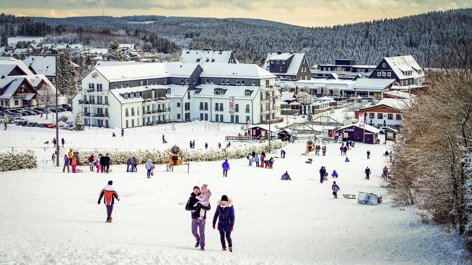 Winterberg en Der Brabander in de sneeuw. Het wintersportdorp biedt fatsoenlijk skiën en sneeuwzekerheid op drie uur van Utrecht. Foto: Fotopersburo Bert Jansen / Mike Versteeg.