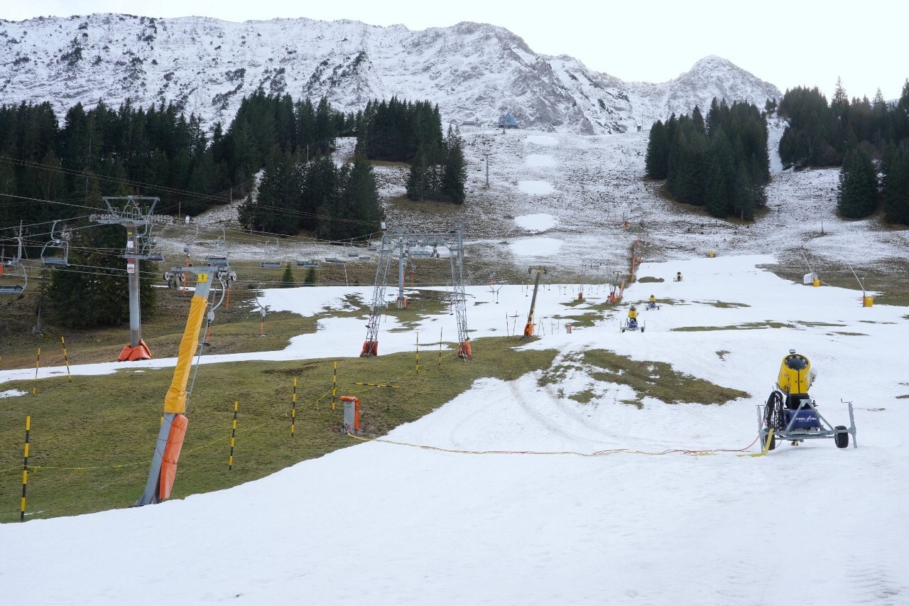Sneeuwkanonnen genoeg, maar vanwege de hoge temperaturen stonden die werkloos langs de kant. Foto: ANP.