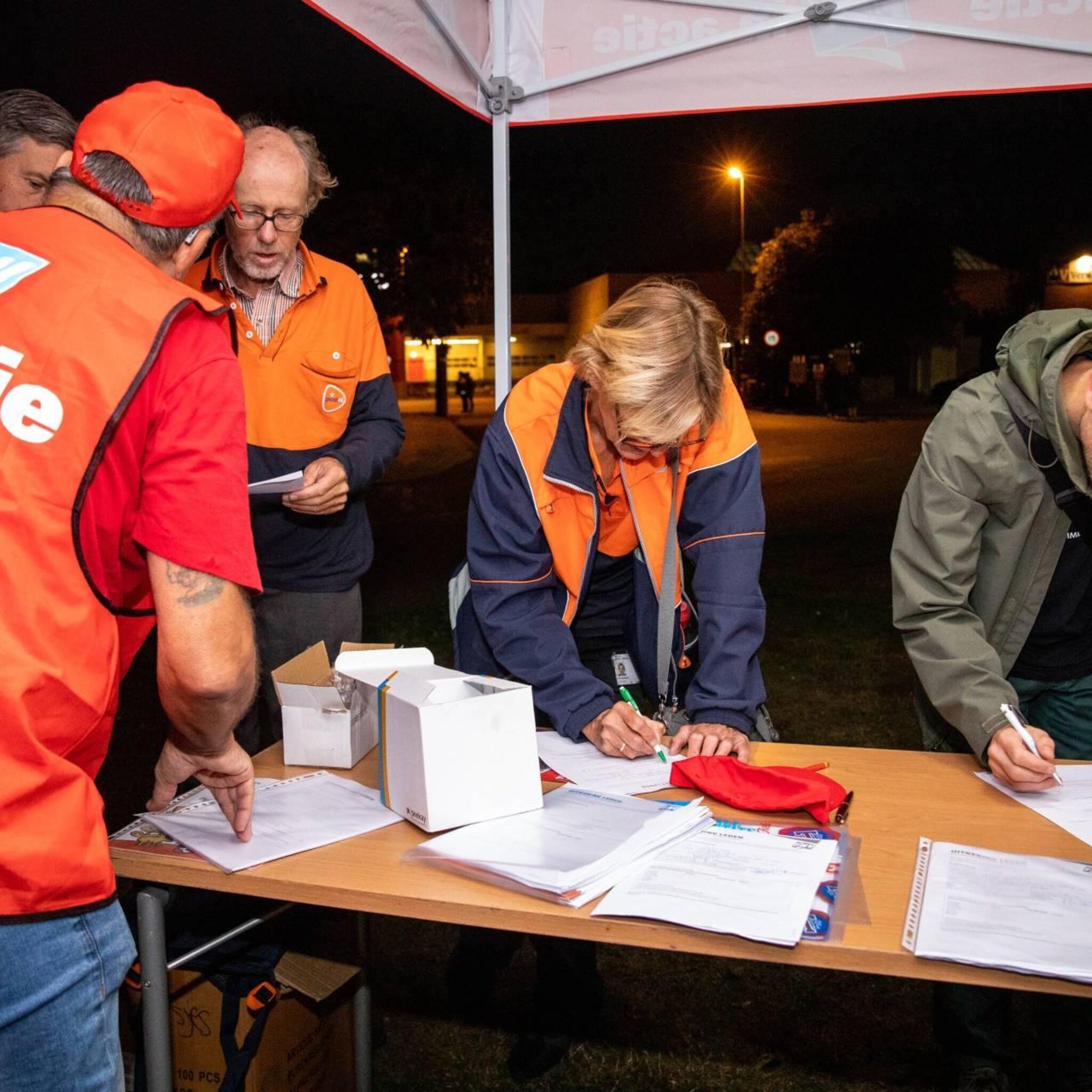 fnv vertraging post en pakketten door staking bij postnl