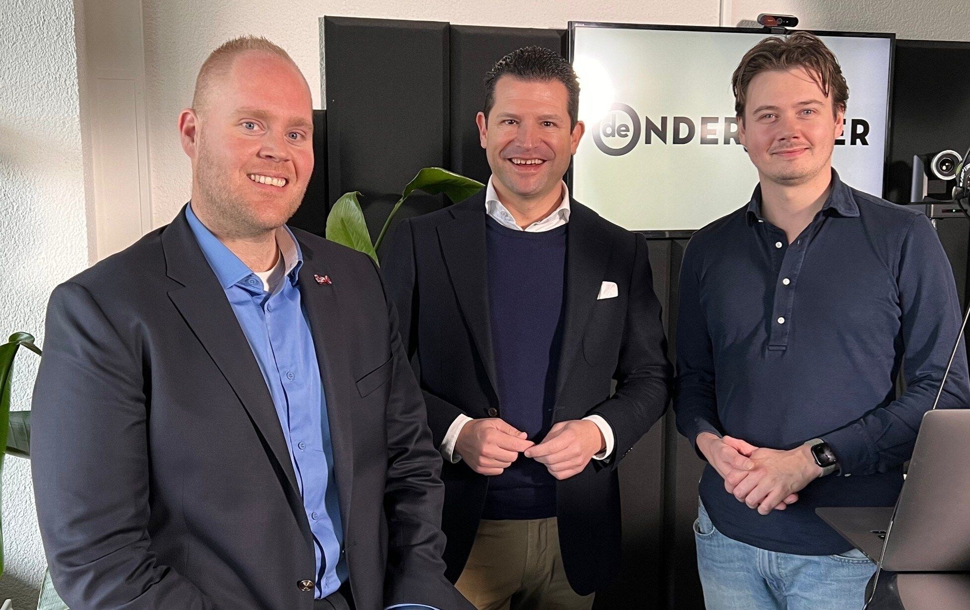 Presentatoren Roland Tameling (links) en Remy Gieling, voor De Ondernemer Live in de New Business Radio-studio met Dirk Beljaarts (midden).