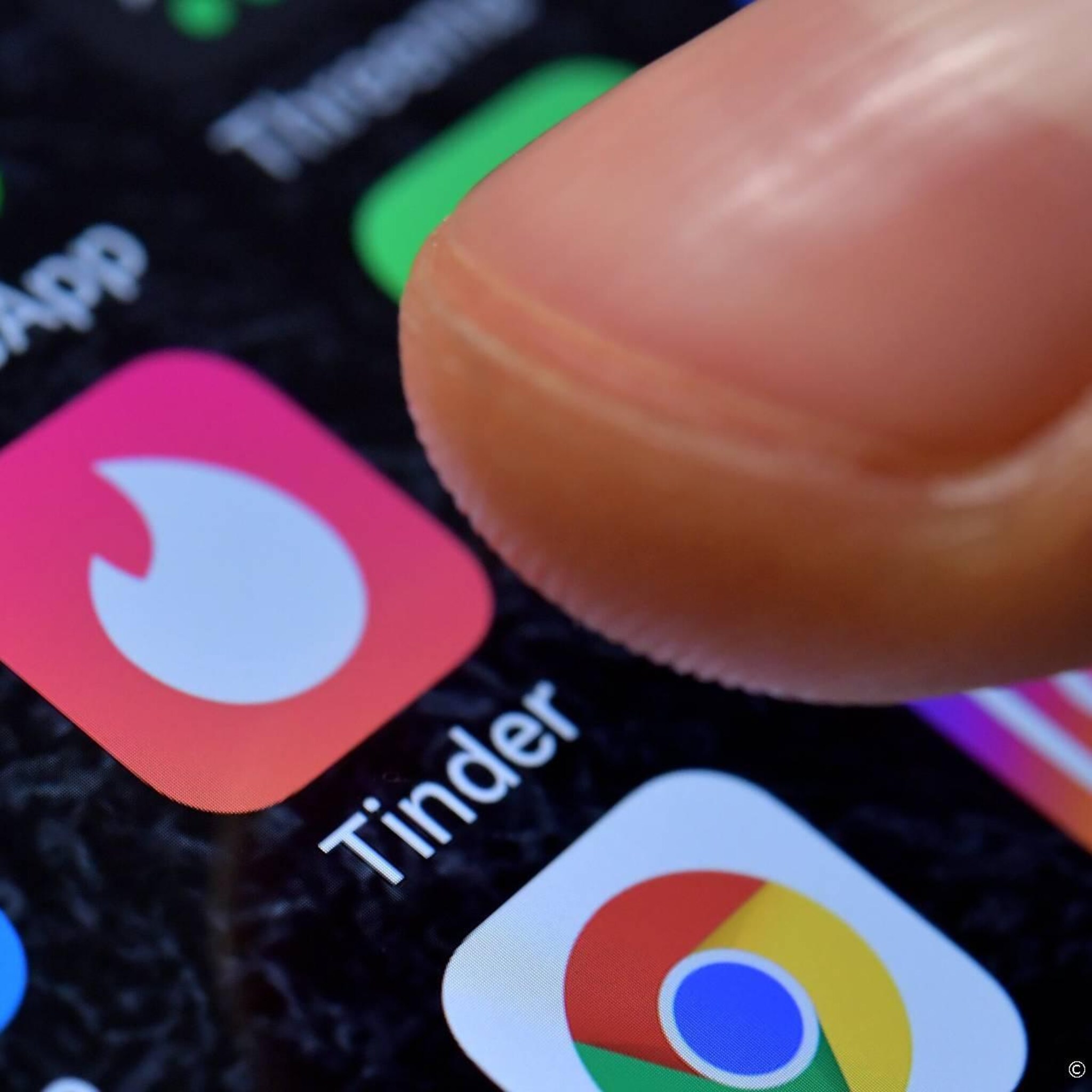 datingapp tinder komt met waarschuwingen voor oplichters