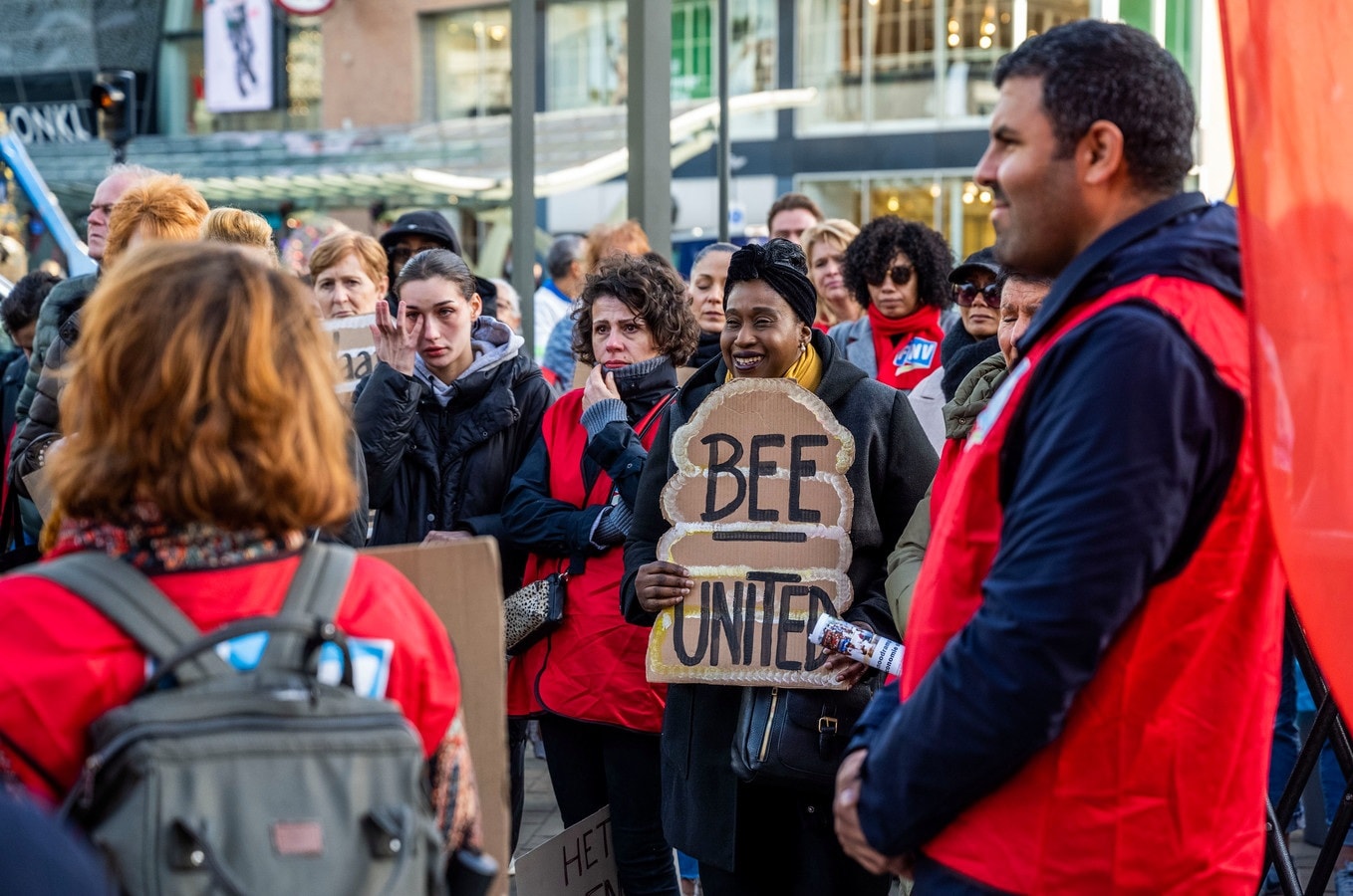 Medewerkers van de Bijenkorf voerden actie voor de deur van de winkel aan de Coolsingel voor een beter salaris. Foto: Frank de Roo.