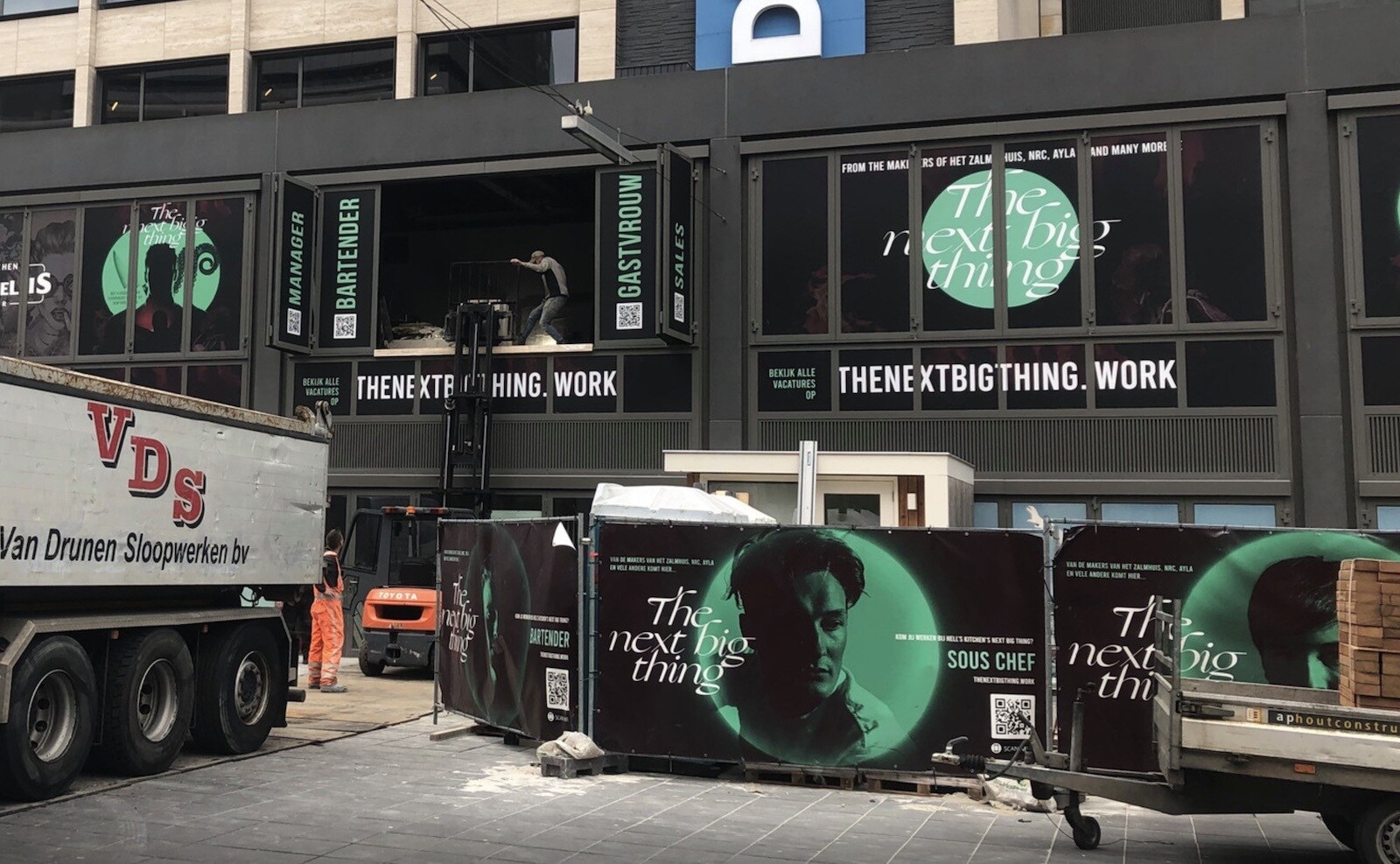 Bouwvakkers zijn nog altijd druk aan het werk bij The Next Big Thing, de nieuwe, grote horecazaak in het centrum van Rotterdam van Herman Hell. Foto: AD