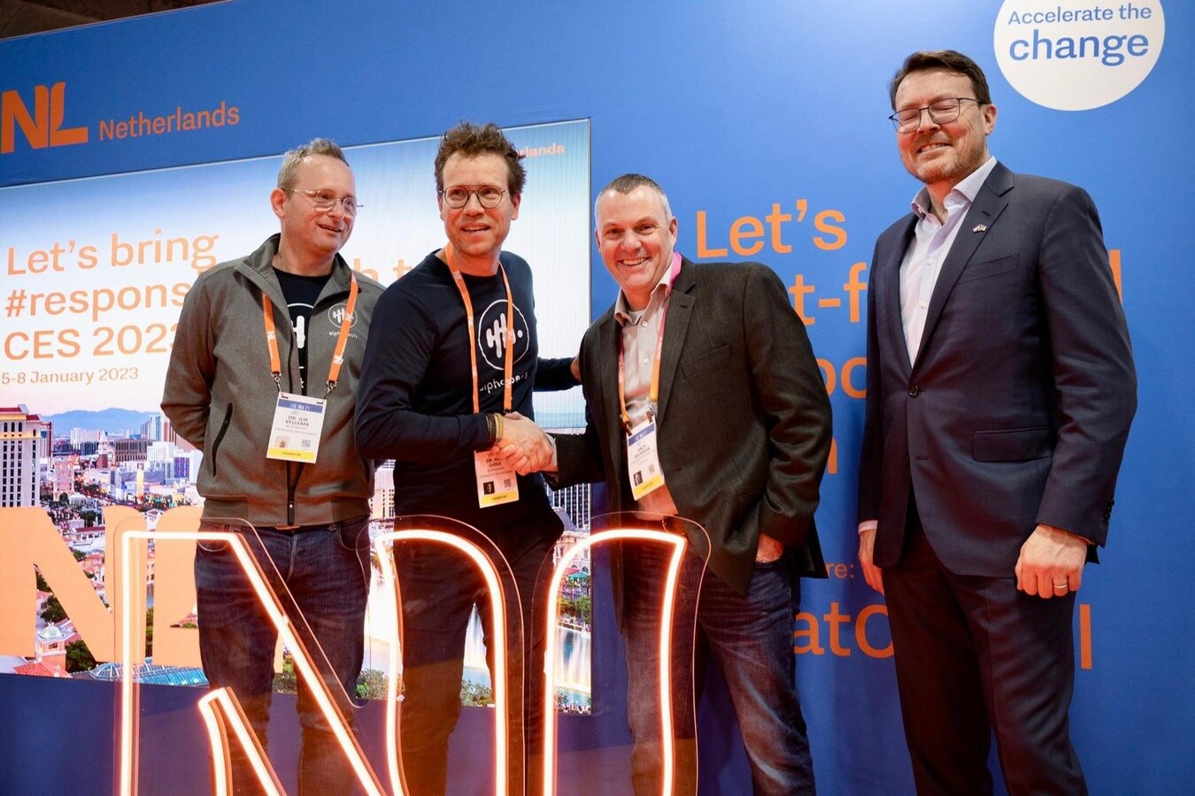 Op de CES maakte Alphabeats uit Eindhoven een samenwerking met Garmin bekend. Op de foto vlnr: Jur Vellema en Han Dirkx van Alphabeats, Andy Beckman (Garmin) en Constantijn van Oranje. Foto: Alphabeats.