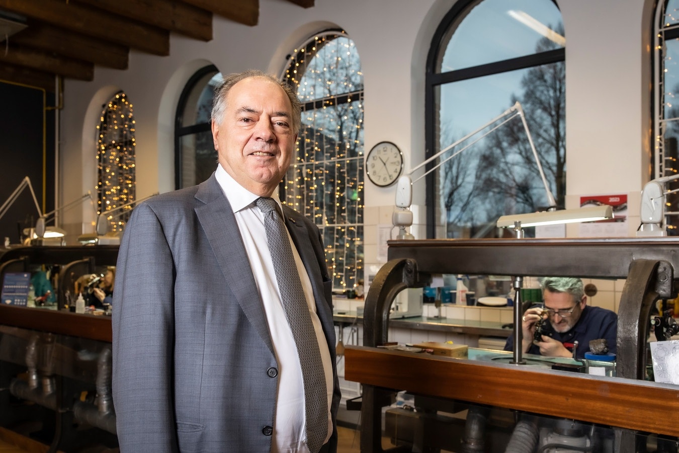 President-directeur Benno Leeser (67) van Gassan Diamonds is dolblij dat hij binnenkort de eerste Gassan-winkel in Rotterdam opent. ,,Wij geloven in Rotterdam, de mentaliteit spreekt ons heel erg aan.'' Foto: Dingena Mol.