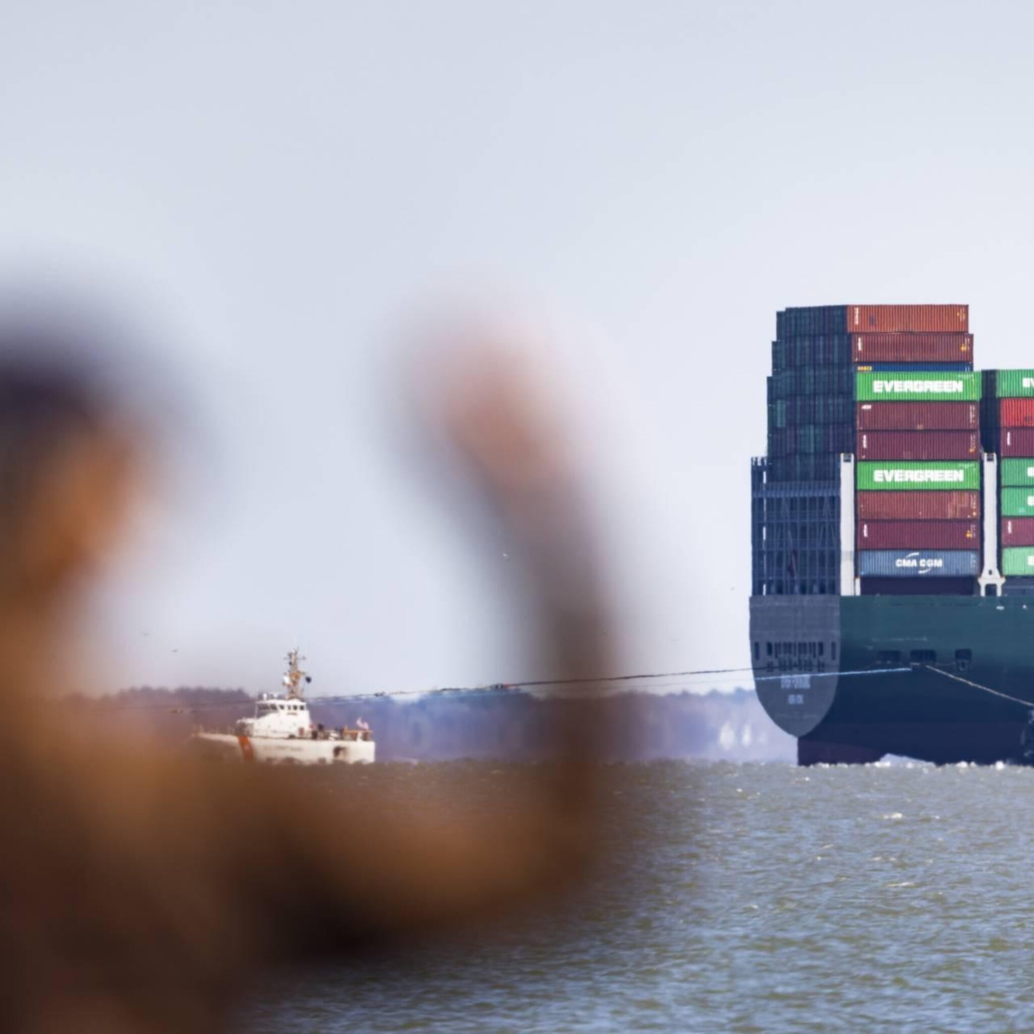 groot vrachtschip loopt vast in suezkanaal