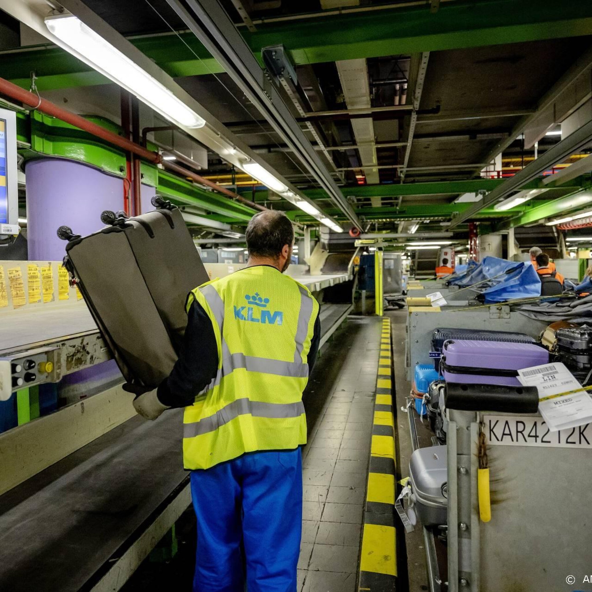 fnv roept maatschappijen op nieuwe chaos op schiphol te voorkomen