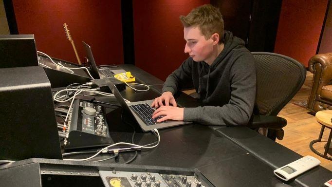 Bastiaan van Hooij aan het werk als producer in zijn studio. Foto: Facebook