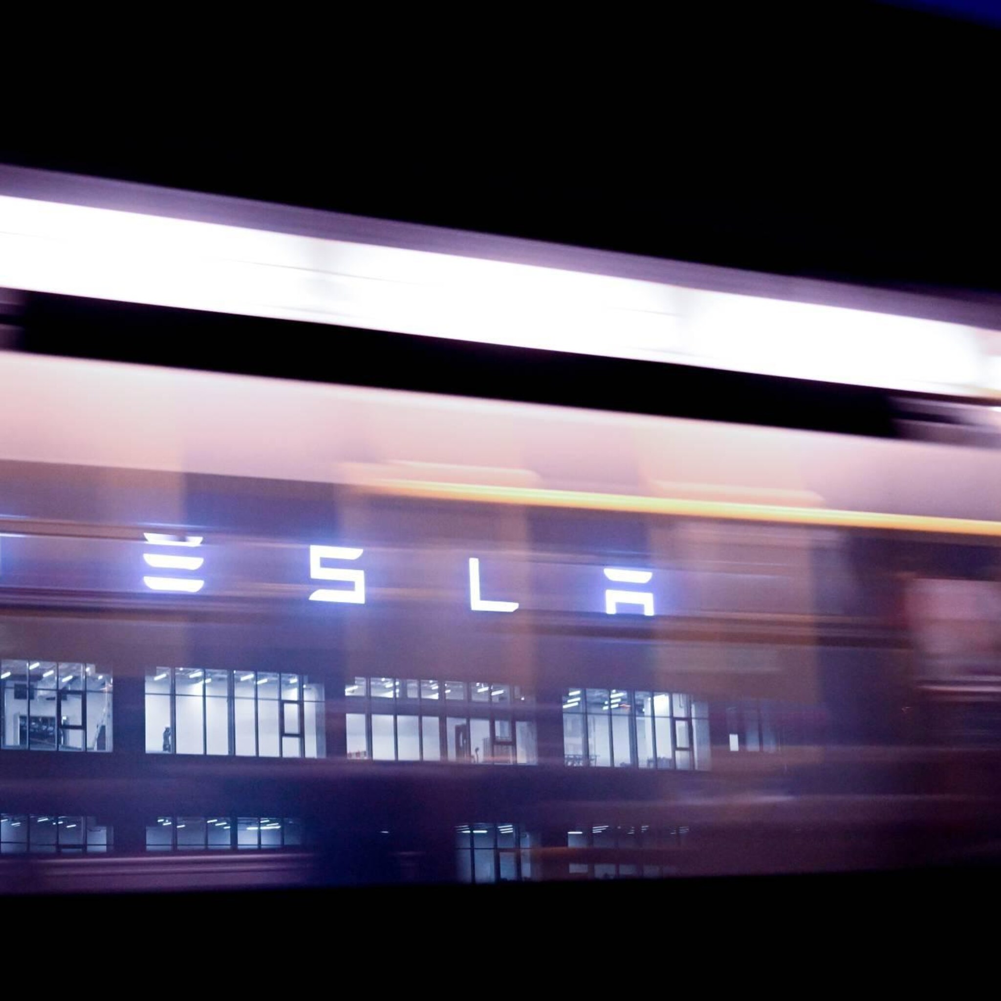 tesla herstelt 5 procent op positief wall street