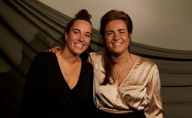 Equalture-oprichters Fleur en Charlotte Melkert tijdens de uitreiking van de Harper’s Bazaar Women Of The Year Publieksprijs. Foto: Danielle Siobhan