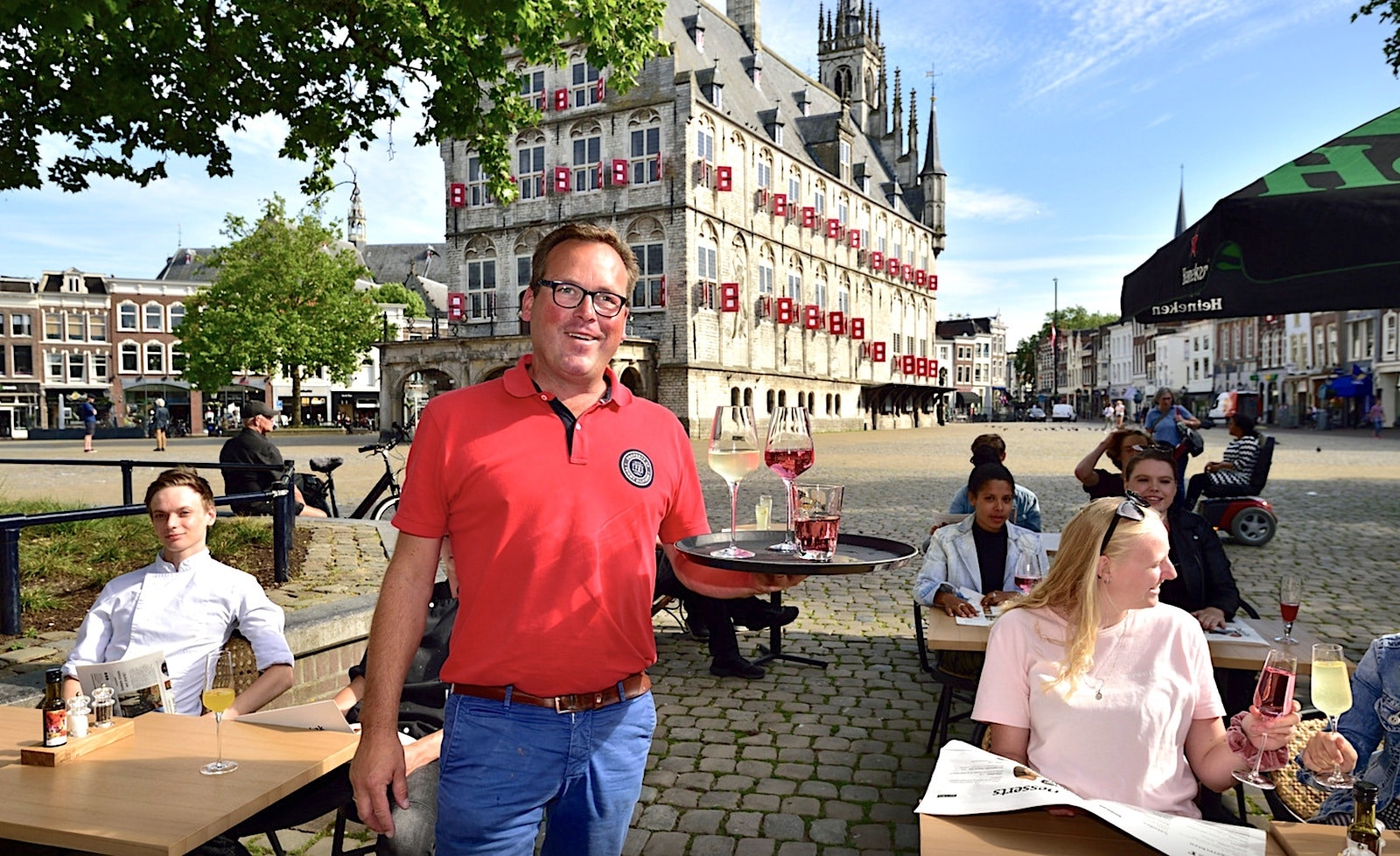 Joost Zekveld van Gewoon Gouds en Gouds Glas op de tijdelijke terrassen op de Goudse Markt die niet langer zijn toegestaan. Foto: Pim Mul