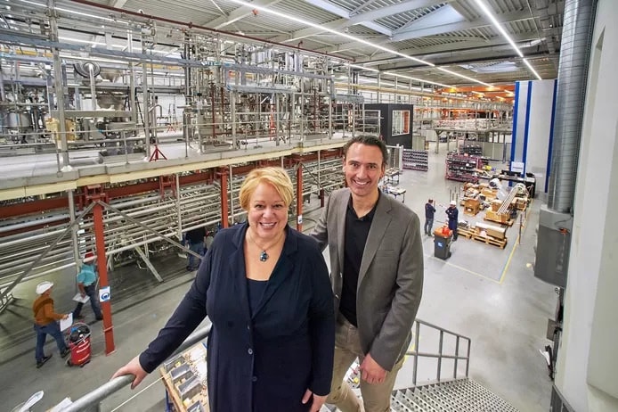 Mirjam van Dijk en Coen Verstegen - de directie van Orangeworks in Oss - bij een door het bedrijf gebouwde complete keuken voor een chocoladefabriek. Foto: AD/Jeroen Appels/Van Assendelft