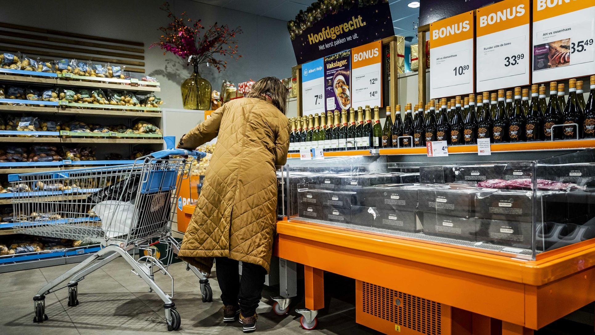 Winkelend publiek in een supermarkt, daags voor de kerstdagen. Foto: ANP