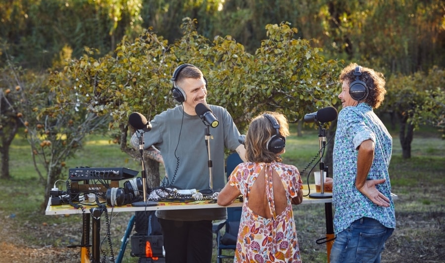 Martin ter Braake (links) terwijl hij een podcast opneemt met gasten. Foto: Emmely van Mierlo.