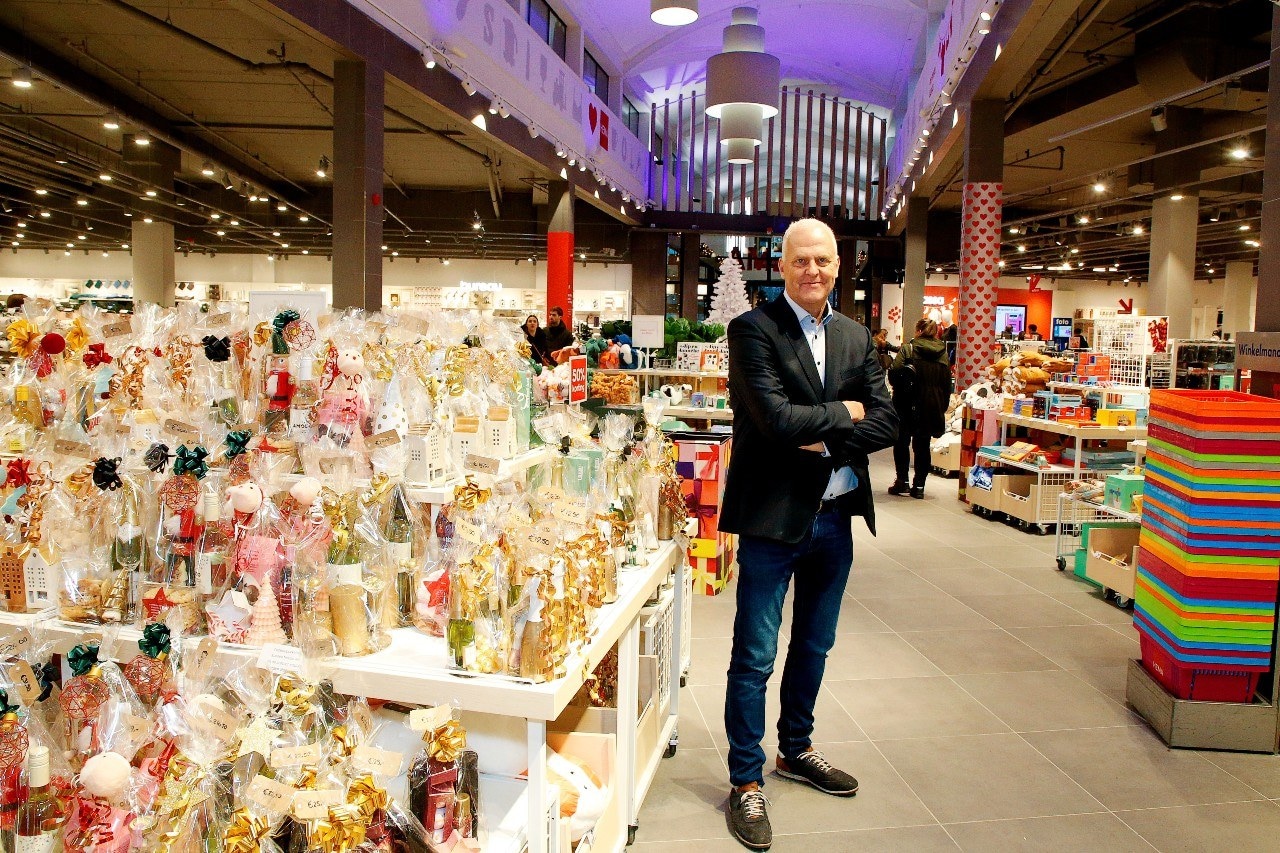 Rick van der Weijden: ,,Een winkel schept een verantwoordelijkheid. Een mooie verantwoordelijkheid, waarover ondernemers zelf en de samenleving misschien wel te makkelijk denken. Thuis hebben we het vaak over onze waarden. Natuurlijk moeten we ons brood verdienen met de winkels, maar we hebben ook te zorgen voor de mensen. Ons personeel. Onze klanten. De omgeving."Foto's: Ruud Voest.
