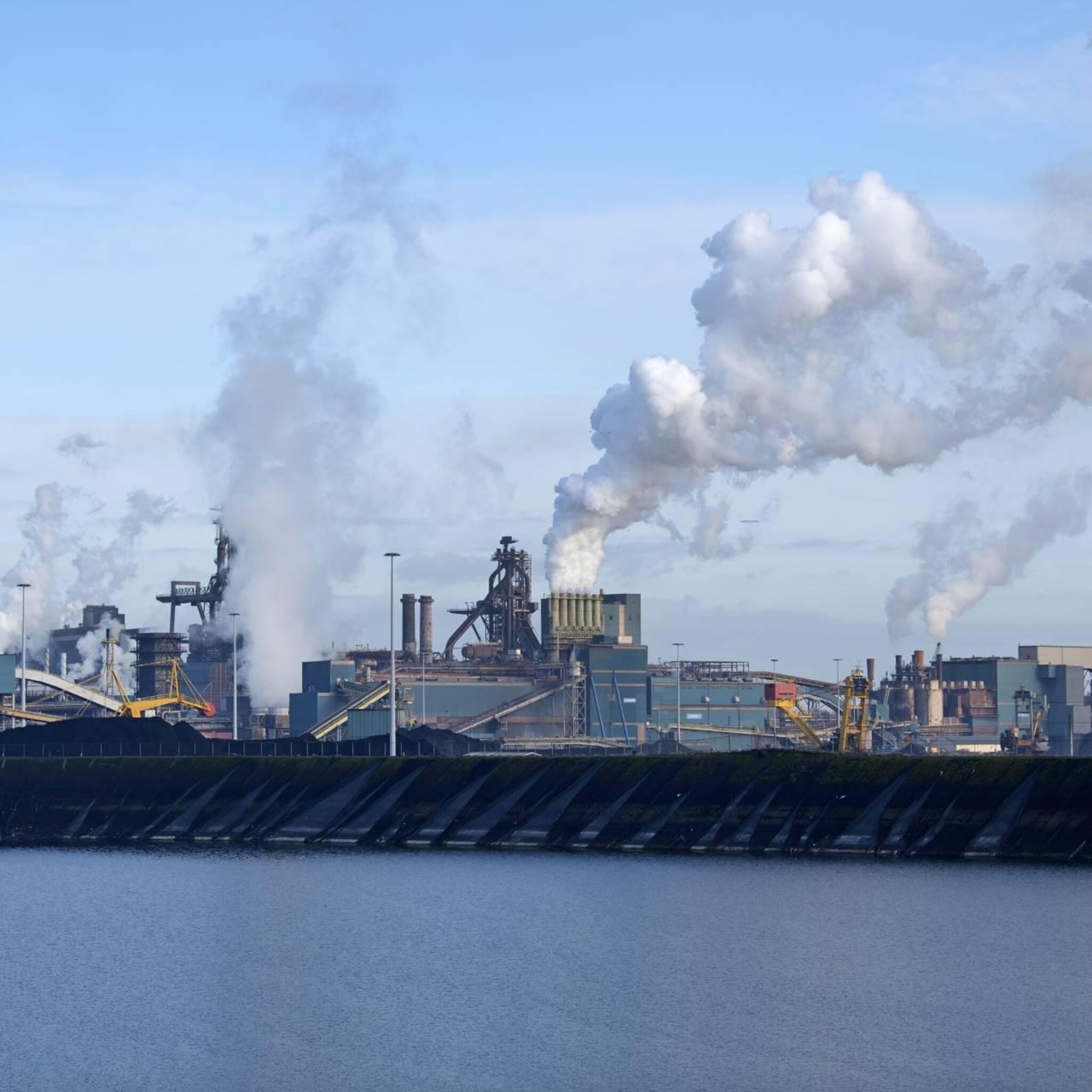 tata steel belooft baanbehoud voor werknemers vuile fabrieken