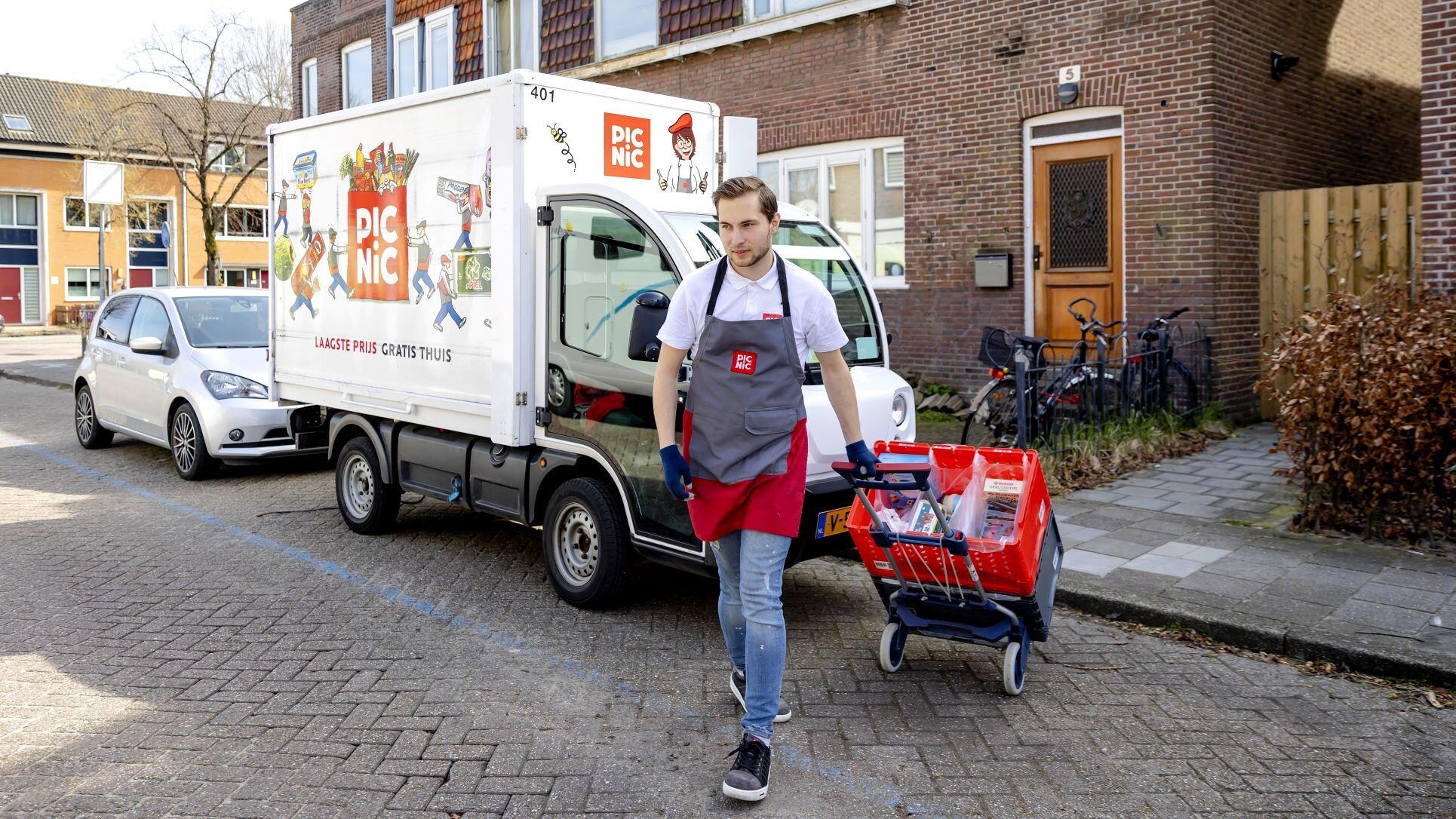 Een bezorger van websupermarkt Picnic onderweg om boodschappen te bezorgen. Foto: ANP