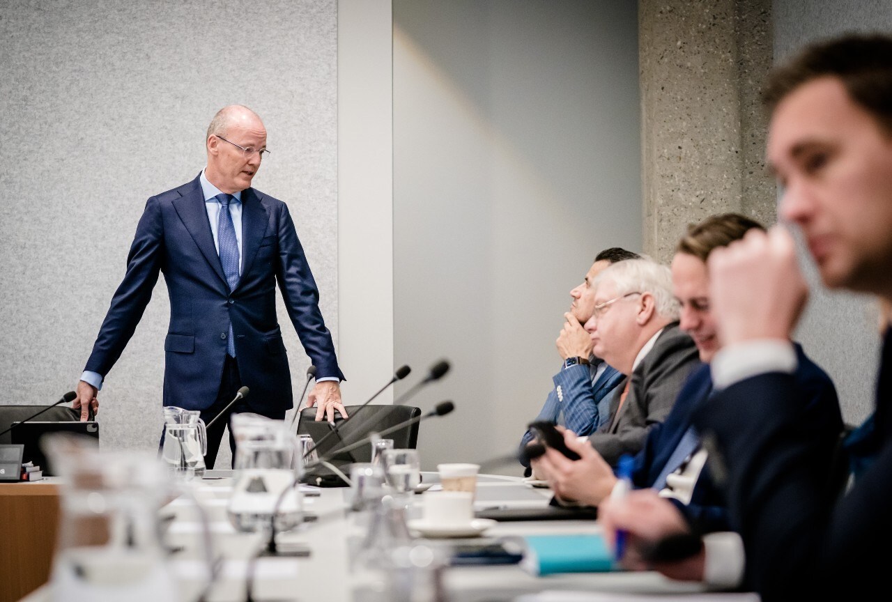 Klaas Knot, voorafgaand aan een gesprek over de huidige inflatie, het actuele monetaire beleid, de oplopende rentestanden in combinatie met de hoge schuldenlasten en de buffers van de DNB. Foto: ANP/Bart Maat.