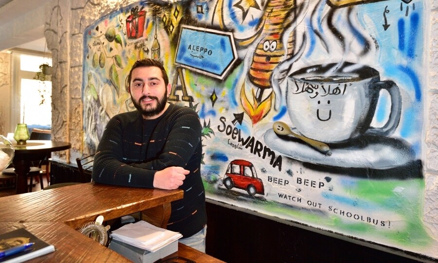 Mohamad Kanan Almalham opent komende week zijn eigen restaurant, waar hij Syrische gerechten serveert. Foto: Pim Mul