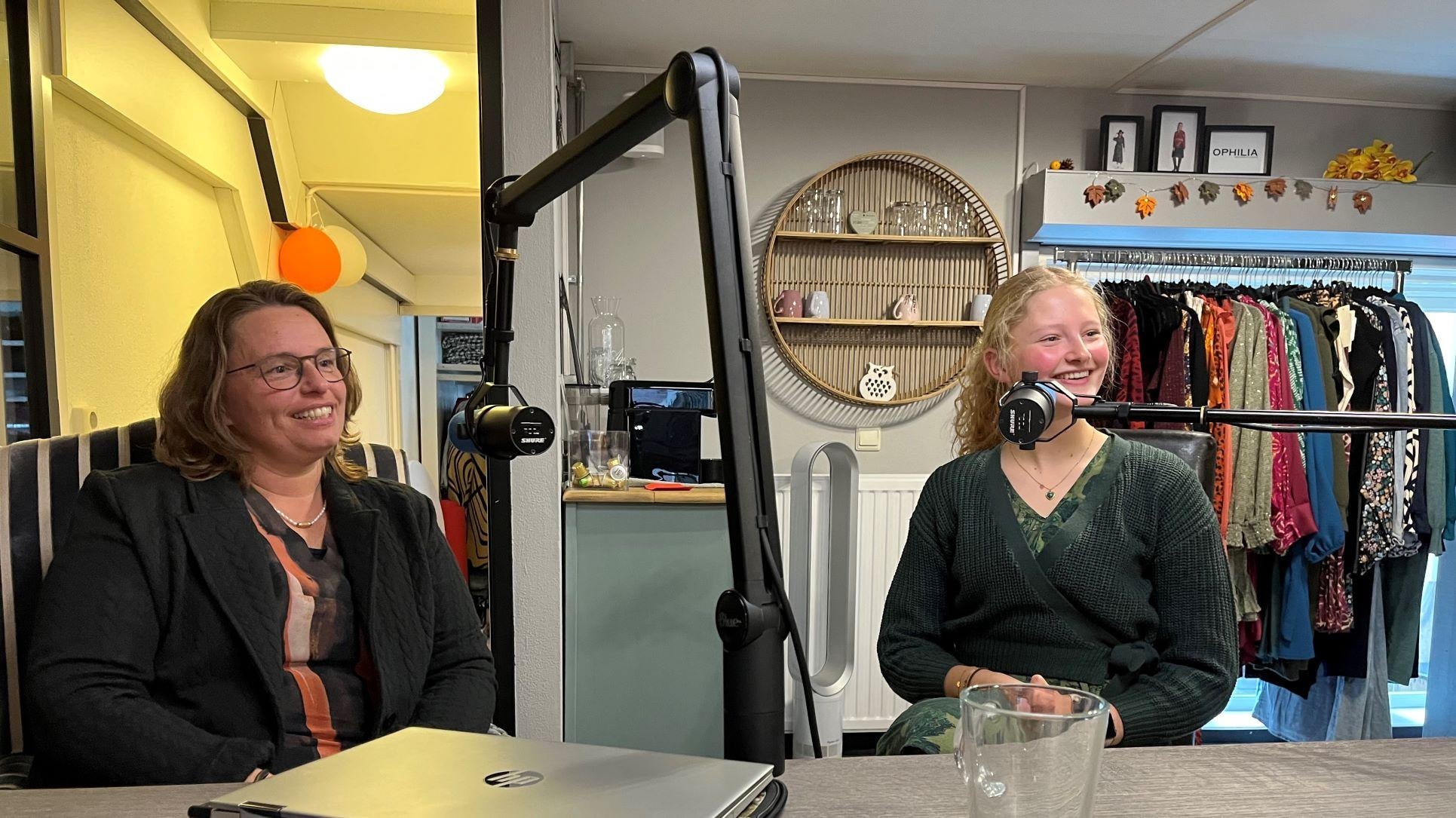 De jonge ondernemer en haar moeder in de podcaststudio.
