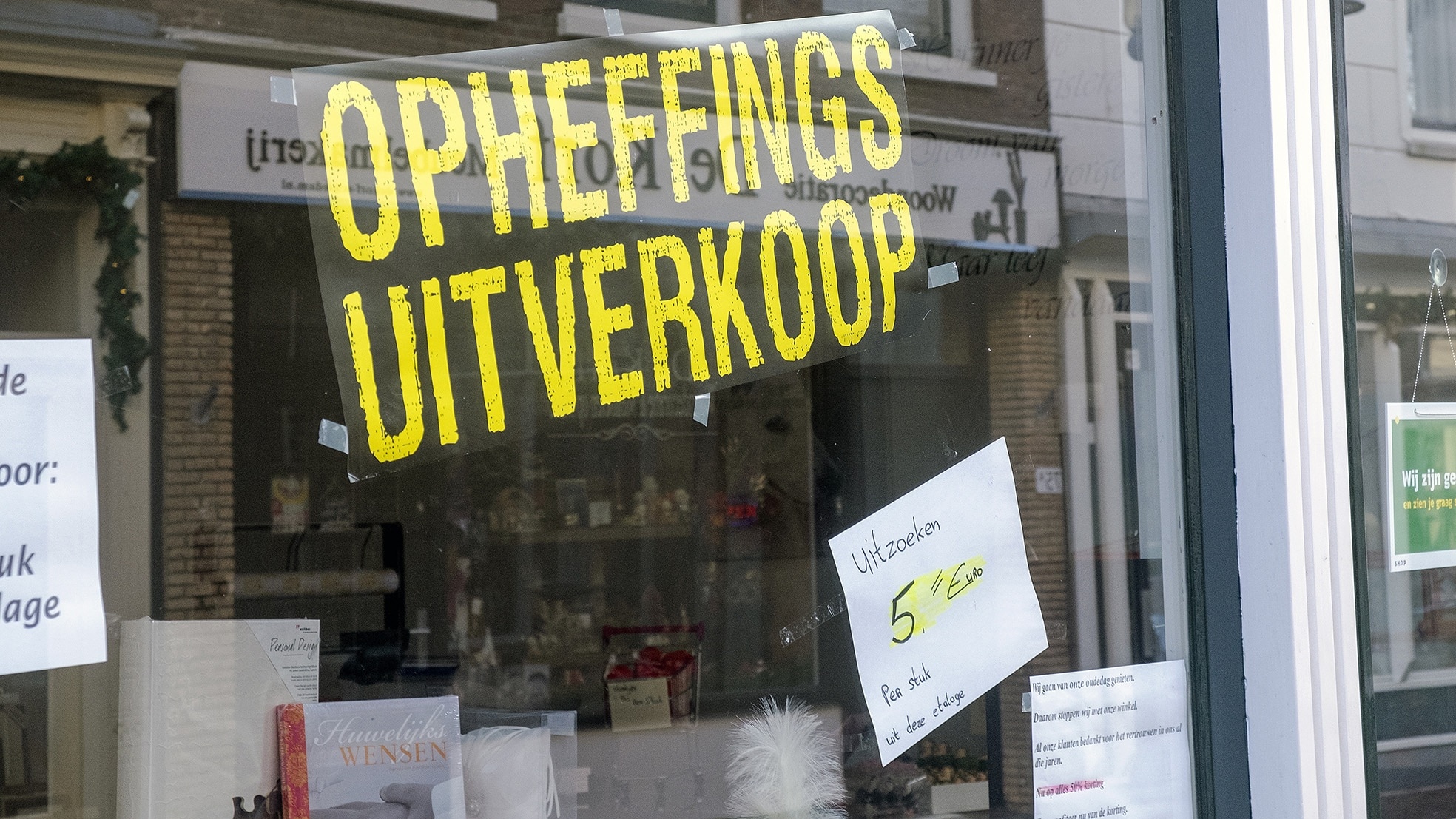 Veel winkelpanden in de winkelstraat Hoogstraat in Schiedam zijn gesloten en staan leeg. Inmiddels worden deze winkels verbouwd tot appartementen. Bron: ANP Foto